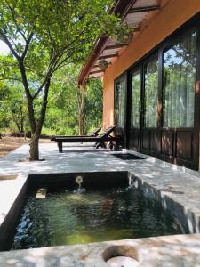 uno stagno davanti a una casa con un tavolo da picnic di 'The Suite' by Wildhideaway a Wilpattu