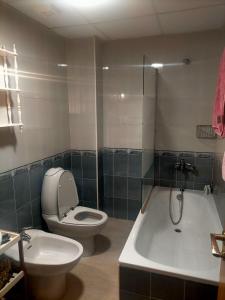 a bathroom with a toilet and a tub and a sink at Apartamento a Torreblanca in Torreblanca +7 photos