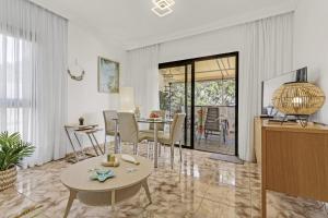 una sala de estar con una mesa y sillas en Roof With Terrace, en San Andrés