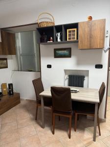 a dining room with a table and chairs at Rosy home in Naples