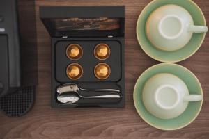 Příslušenství pro přípravu čaje a kávy v ubytování Muse οf Mykonos Luxury Suites