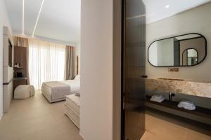 Postel nebo postele na pokoji v ubytování Muse οf Mykonos Luxury Suites