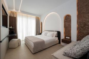 Postel nebo postele na pokoji v ubytování Muse οf Mykonos Luxury Suites
