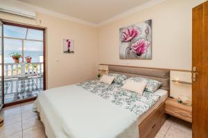 Giường trong phòng chung tại Visnja 1 - apartment with private pool and seaview +34 ảnh