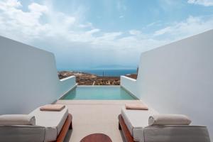 Bazén v ubytování Muse οf Mykonos Luxury Suites nebo v jeho okolí