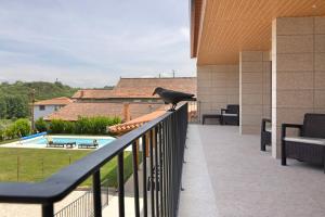 ein Vogel sitzt auf dem Geländer eines Balkons in der Unterkunft Casa da Marquinhas - Turismo Rural in Lama de Ouriço