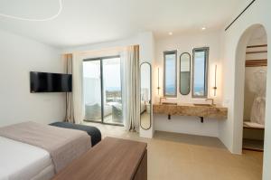 Postel nebo postele na pokoji v ubytování Muse οf Mykonos Luxury Suites