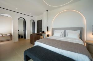 Postel nebo postele na pokoji v ubytování Muse οf Mykonos Luxury Suites