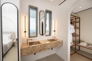 Postel nebo postele na pokoji v ubytování Muse οf Mykonos Luxury Suites