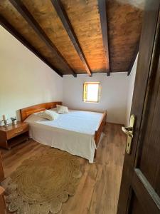 ツコンにあるCasa Vecchiaの木製の天井が特徴のベッドルーム1室(ベッド1台付)