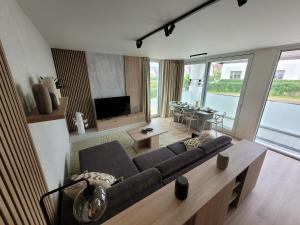 TV a/nebo společenská místnost v ubytování Apartmán BOHEMIKA Deluxe