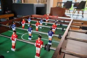 Un grupo de legos de un partido de tenis de mesa. en Le Nid de la Trappiste - MAISON avec JARDIN et BARBECUE, en Rochefort