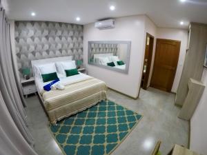 Een bed of bedden in een kamer bij Dos Lunas Aparthotel
