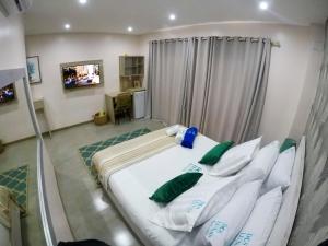 Een bed of bedden in een kamer bij Dos Lunas Aparthotel
