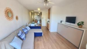ein Wohnzimmer mit Sofa und Fernseher in der Unterkunft Vista Mar Apartamento Playa Farnals in Playa Pobla de Farnals