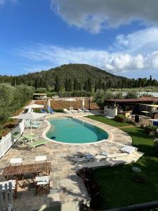 Bazén v ubytování Agriturismo Montefabbrello nebo v jeho okolí