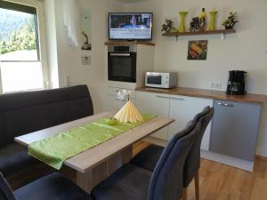 Kuchyňa alebo kuchynka v ubytovaní Ferienwohnung Mitterherzog