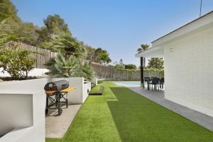 an image of a backyard with green grass at Casa con piscina privada en Sitges in Sant Pere de Ribes