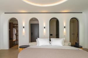 Postel nebo postele na pokoji v ubytování Muse οf Mykonos Luxury Suites