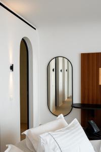 Postel nebo postele na pokoji v ubytování Muse οf Mykonos Luxury Suites