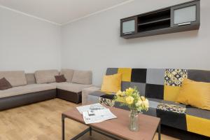una sala de estar con un sofá y una mesa en Komfortowe Studio w Gdańsku dla czterech osób by Noclegi Renters, en Gdansk