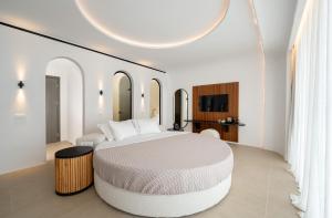 Postel nebo postele na pokoji v ubytování Muse οf Mykonos Luxury Suites