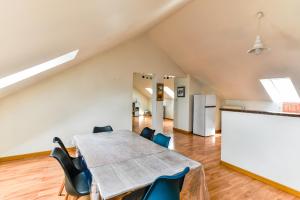 une salle à manger avec une table et des chaises dans l'établissement Appartement spacieux et lumineux - Centre - Bord Loire - Climatisation - Wifi - Tout Confort, à Saumur