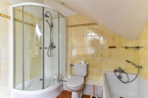 La salle de bains est pourvue d'une douche, de toilettes et d'une baignoire. dans l'établissement Appartement spacieux et lumineux - Centre - Bord Loire - Climatisation - Wifi - Tout Confort, à Saumur 10 autres photos