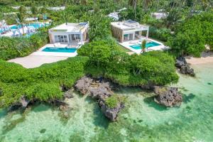 une vue aérienne sur une maison dans l'eau dans l'établissement Ycona Eco-Luxury Resort, Zanzibar, à Dikoni