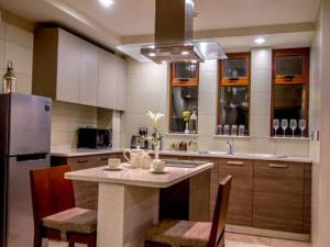 Кухня або міні-кухня у Royal Shaza Suites