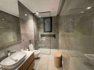 Ένα μπάνιο στο Luxurious Brand New Apartment
