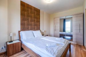 Giường trong phòng chung tại MyFlat Club 218 Panorama Wellness Apartment +30 ảnh