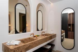 Koupelna v ubytování Muse οf Mykonos Luxury Suites