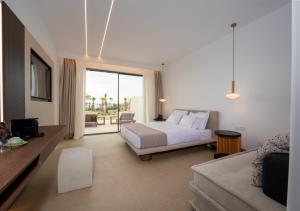 Postel nebo postele na pokoji v ubytování Muse οf Mykonos Luxury Suites