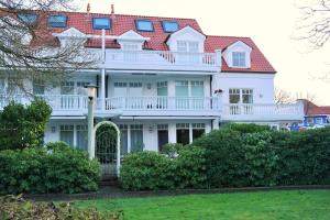 ヴァンガーオーゲにあるFerienwohnung Parkblick im Haus Nautilusの赤屋根の大白屋敷