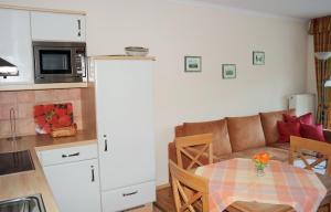 ヴァンガーオーゲにあるFerienwohnung Parkblick im Haus Nautilusのテーブルとソファのあるリビングルーム