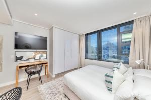 Et tv og/eller underholdning på Stunning 22nd Floor Apt with Rooftop Pool & City Views 16onBree