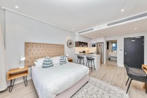 Køkken eller tekøkken på Stunning 22nd Floor Apt with Rooftop Pool & City Views 16onBree