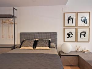 a bedroom with a bed and some pictures on the wall at Apartament l'Or Blanc in Cardona