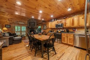 Η κουζίνα ή μικρή κουζίνα στο A Creek Runs Thru It - Secluded Waterfront Cabin