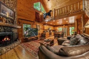 Χώρος καθιστικού στο A Creek Runs Thru It - Secluded Waterfront Cabin