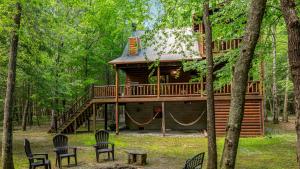 Κήπος έξω από το A Creek Runs Thru It - Secluded Waterfront Cabin