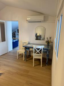 a dining room with a table and a mirror at Mansarda in Veli Lošinj