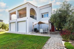 Vonkajšia záhrada v ubytovaní "Kochili Villa" LUXURY VILLA