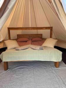 FöglöにあるHärligt privat Glamping med bastutältのテント ベッド1台 枕2つ付 +57枚の写真