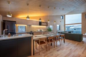 Una cocina y un comedor con mesa y sillas. en Foxwood F, en Niseko
