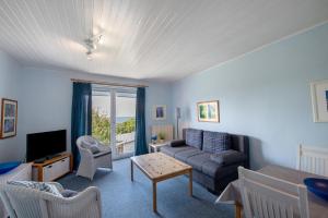 una sala de estar con un sofá y una mesa en Möve Aba Appartment 44, en Rerik