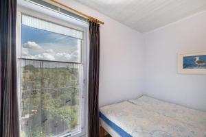 1 dormitorio con ventana y 1 cama enfrente en Möve Aba Appartment 44, en Rerik