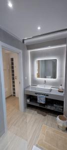 un baño con lavabo y espejo en Le Terrazze 7, en Puerto de la Cruz 26 fotos más