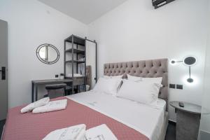 Postel nebo postele na pokoji v ubytování PNOẼ Luxury Apartments